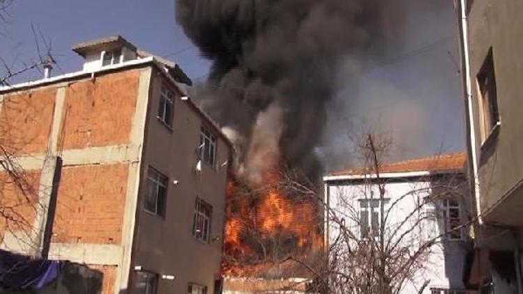 Ataşehir’de alev alev yanan bina mahalleliyi sokağa döktü (1)