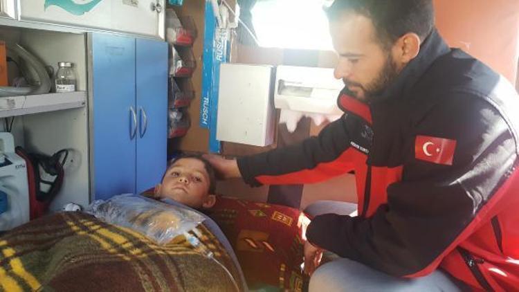 Suriye’de bacakları kopan çocuk tedavi için Hataya getirildi