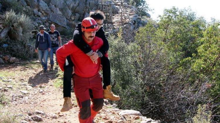 Paraşüt kazasında yaralanan Çinli turisti sırtında taşıdı