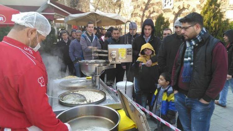 Rizeliler Derneği şehitler ruhuna lokma dağıttı