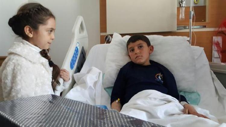 Suriyeli Bana,  bacakları kopan Abdulbasit’i hastanede ziyaret etti