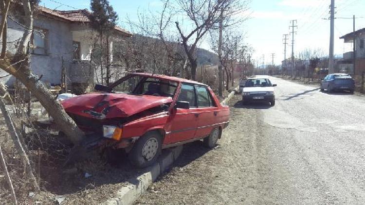 Elektrikli bisiklete çarpmamak için ağaca çarpan sürücü yaralandı