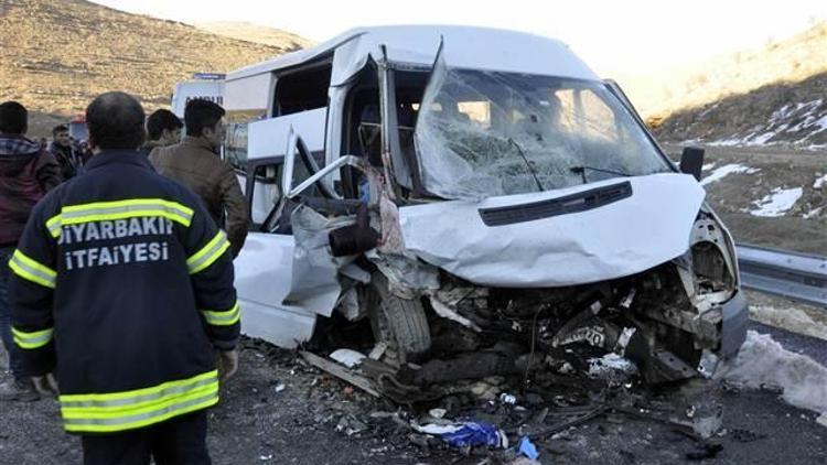 Diyarbakırda feci kaza: 4ü ağır 13 yaralı
