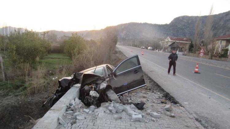 Kaza yapan alkollü sürücü ağır yaralandı