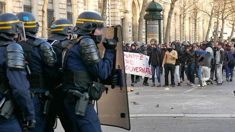 Paris’te göstericiler polisle çatıştı