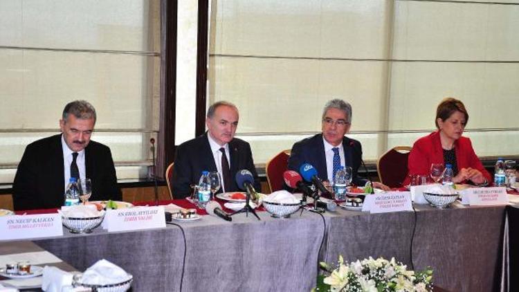 Bilim, Sanayi ve Teknoloji Bakanı Faruk Özlü İzmirde konsoloslarla bir araya geldi