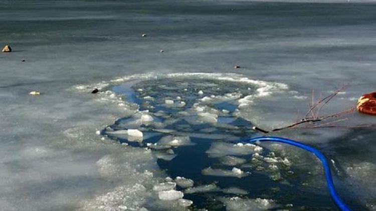 Buz tutmuş gölete düşen çocuk kayboldu