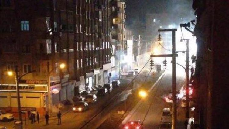 Diyarbakırda yol kapatan PKKlı grup, zırhlı araca havai fişekle saldırdı