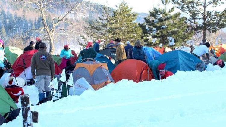 İstiklal Yolu yürüyüşünde 1 metre karda kamp