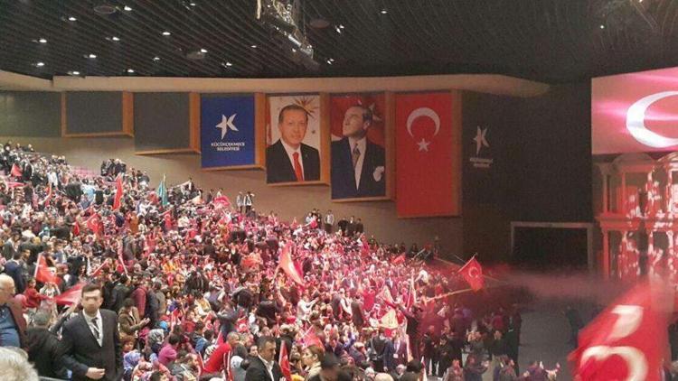 MHP gecesinde Erdoğan posteri tartışması