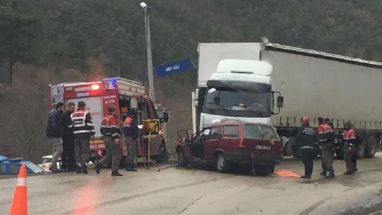 Otomobil, TIR’la çarpıştı: 2 ölü