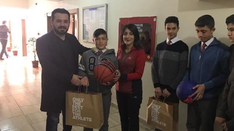 Hakkarili doktordan öğrencilere basket topu ve ayakkabı desteği