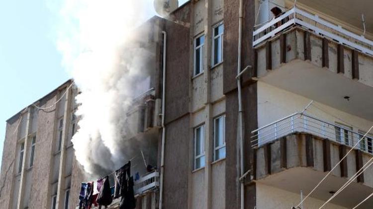 Evde çıkan yangında 3 Suriyeli dumandan etkilendi