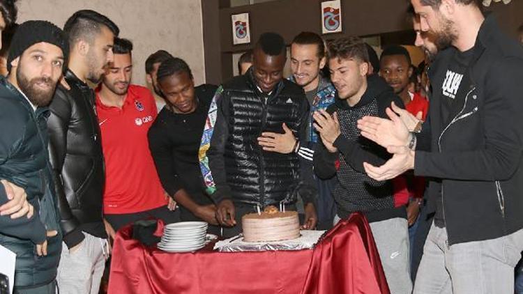 Trabzonspor’da N’Doye’a doğum günü kutlaması