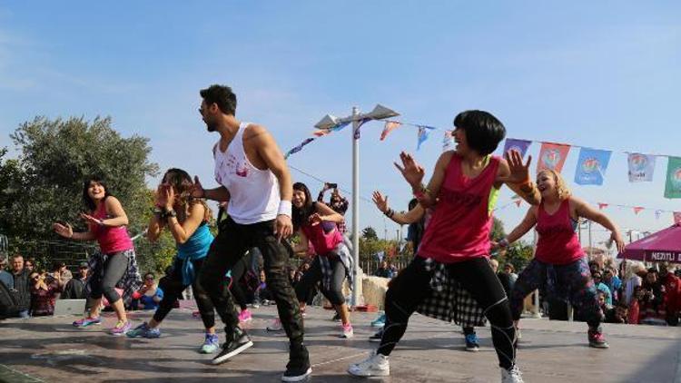 Mersin’de yüzlerce kişi kansere karşı dans etti
