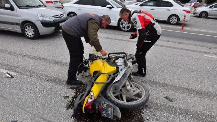 Motosikletli PTT görevlisi kazayı ucuz atlattı