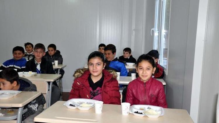 Depremzede öğrencilere Kızılaydan kahvaltı