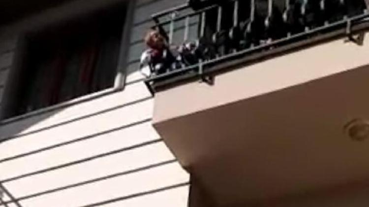 Başı balkon demirine sıkışan minikt Fatih’i itfaiye kurtarırdı