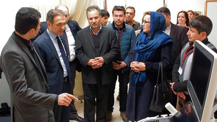 Afgan sağlıkçılar İzmirde hastane gezdi