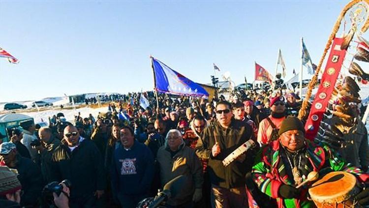Dev projede yerliler Trumpa karşı