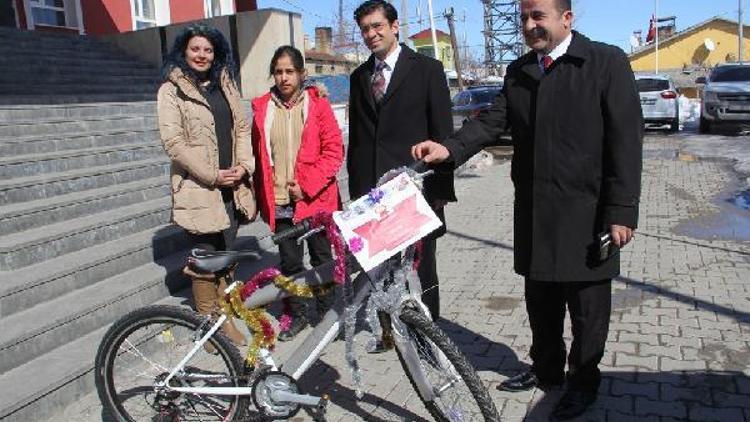 TEOG’ta başarı gösteren öğrenciye ilçe kaymakamı bisiklet hediye etti