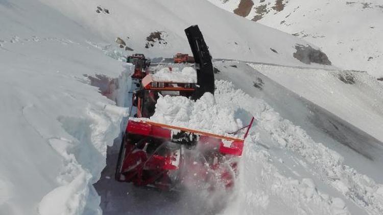 Şırnakta Tanin Tanin Dağlarında 3 metre kalınlıktaki kar ile mücadele