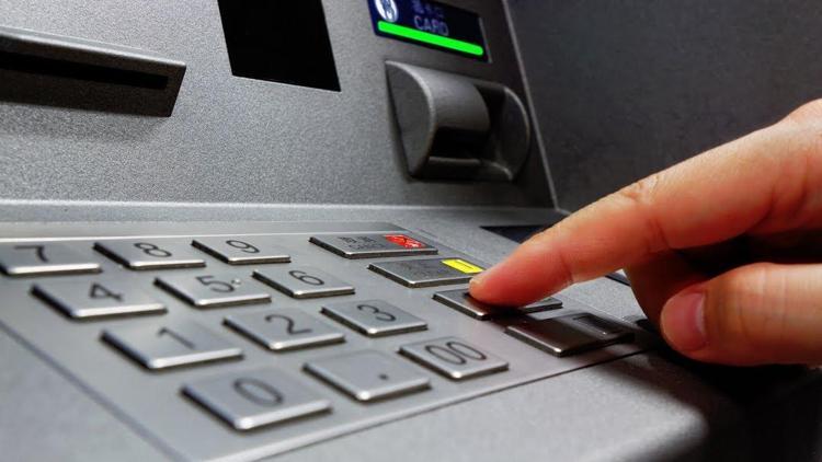 ATM dolandırıcılarından inanılmaz yöntem Sahte paraları böyle yutturdular