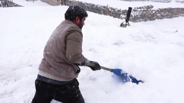 Engelli Muratın zorlu kar temizliği