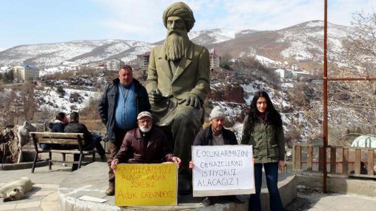 Öldürülen DHKP/Cli oğlunun cesedi göçükte kaldı diye açlık grevi başlattı