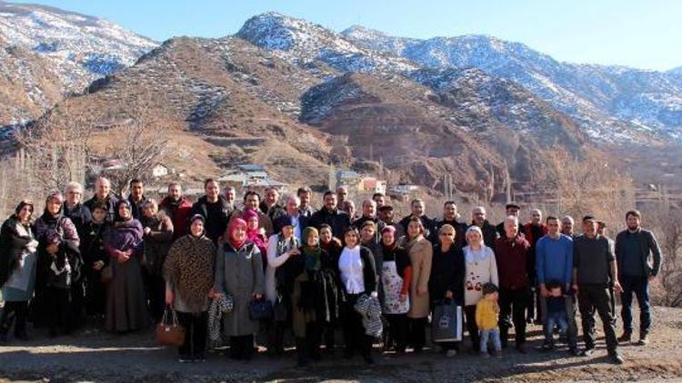 Gurbetçi işadamı, dostlarını köyünde ağırladı