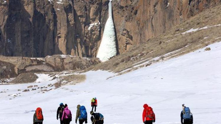 Milli dağcı Tunç Fındık, Vanda donmuş şelaleye tırmandı