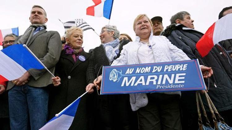 Le Pen karşıtları polisle çatıştı
