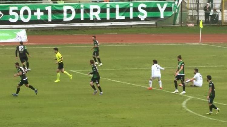 Sakaryaspor maçında hakeme krampona kırmızı kart