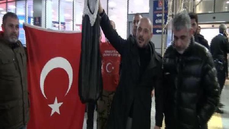 Atatürk Havalimanında Kürt Bölgesel bayrağı eylemi
