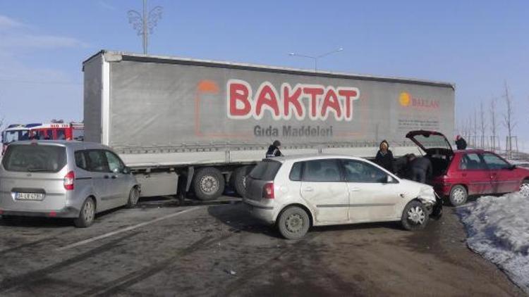 Erzurumda sis nedeniyle zincirleme kaza: 5 yaralı