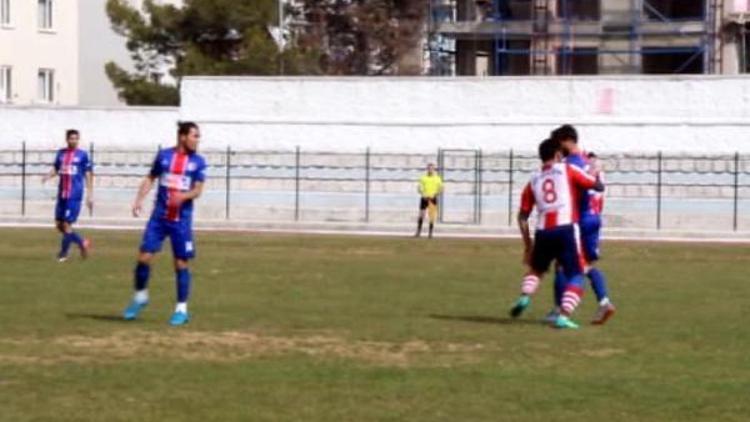 Kendisine faul yapan rakibine kafa attı