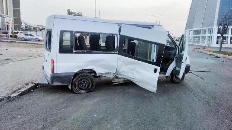 Şanlıurfada, minibüs ile otomobil çarpıştı: 1 ölü, 3 yaralı