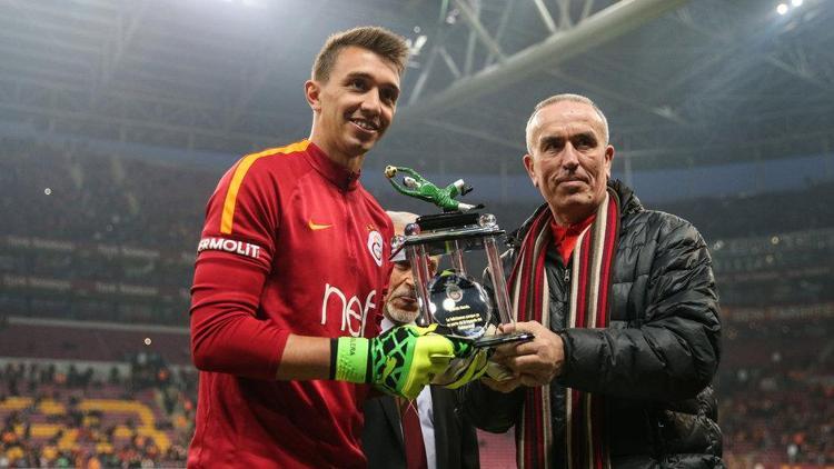 Derbi öncesi Simoviç’ten Muslera’ya plaket