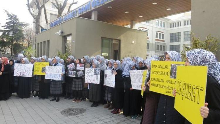 Kadıköyde İmam Hatip Lisesi önünde 28 Şubat protestosu