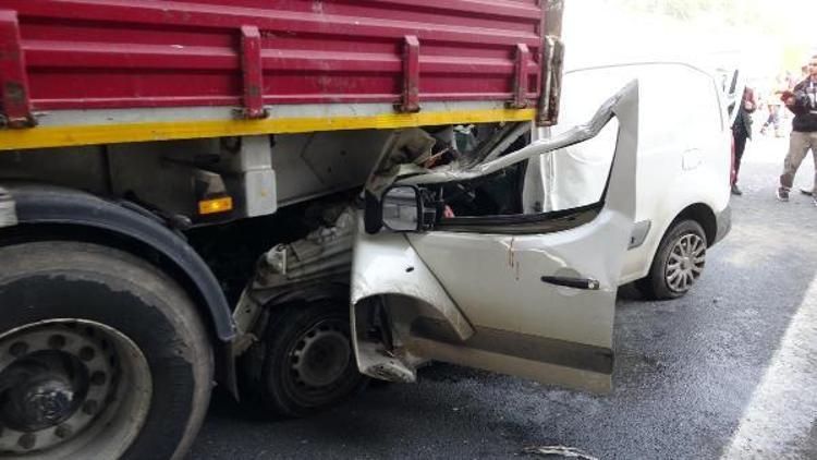 Hafif ticari araç TIRa arkadan çarptı: 1 yaralı