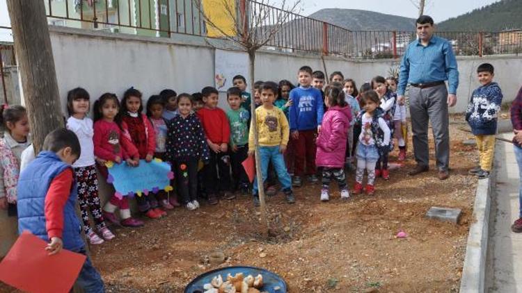 İslahiyeli öğrencilerden hayvanlara besleme köşesi