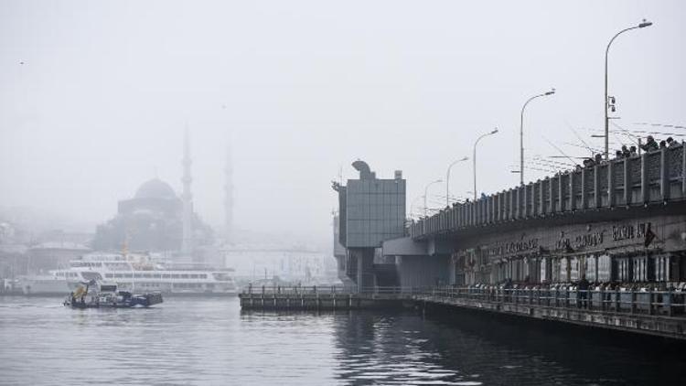 İstanbul Boğazı ve çevresi sis altında