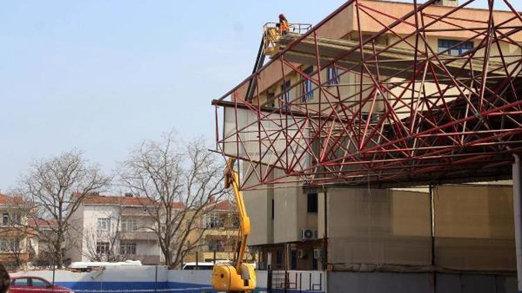 Biga’da kapalı pazaryerinin çöken çatısı sökülüyor