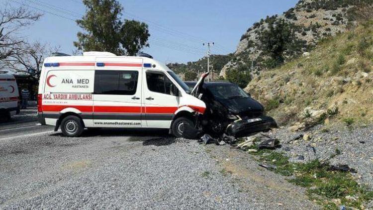 Ambulansla minibüs çarpıştı