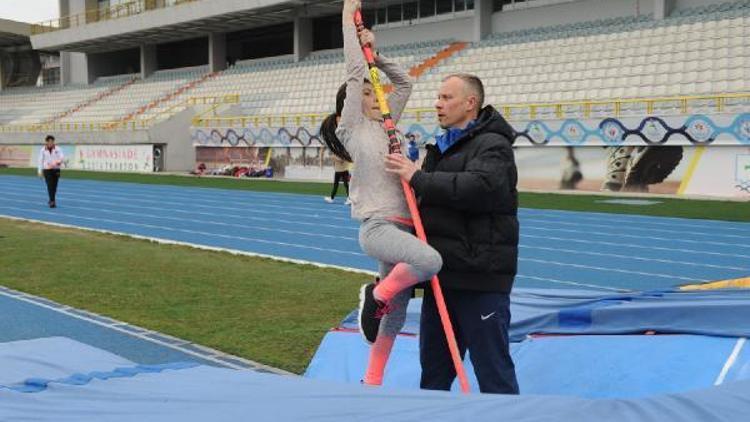 Sırıkla atlama antrenörü Alexander Simakhin yetenek avında