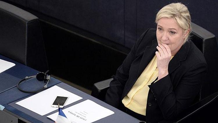 AP’den aşırı sağcı Marine Le Pen’e darbe