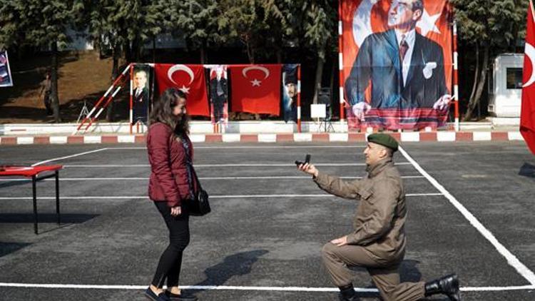 Askeri yemin töreninde evlilik teklifi