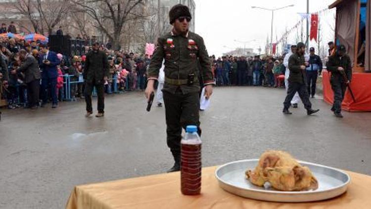 Aşkalenin kurtuluş töreninde silah sesleri çocukları ağlattı