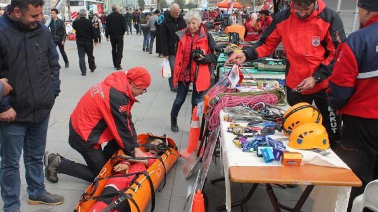 Sokakta, deprem eğitimi