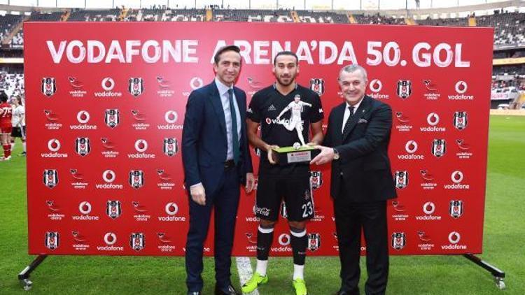 Vodafone Arenada 50nci golü kaydeden Cenk Tosuna ödül vedildi